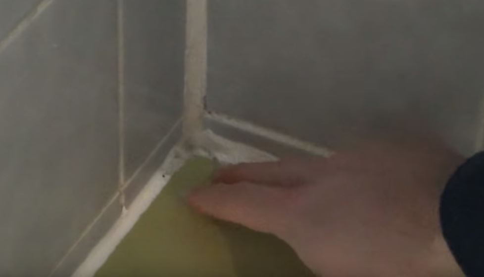 Mit diesen 2 natürlichen Zutaten reinigst du Silikonfugen im Bad schneller als mit chemischen Mitteln!