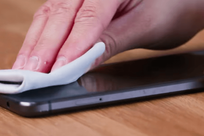 Putze dein Handy niemals mit Desinfektionstüchern, verwende lieber diesen selbstgemachten Geräte Reiniger