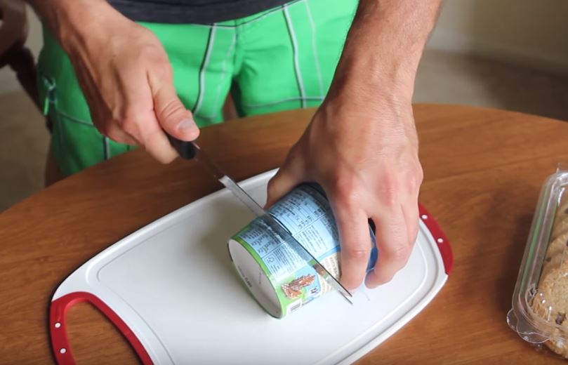 Eiscreme schneiden mit einem Messer