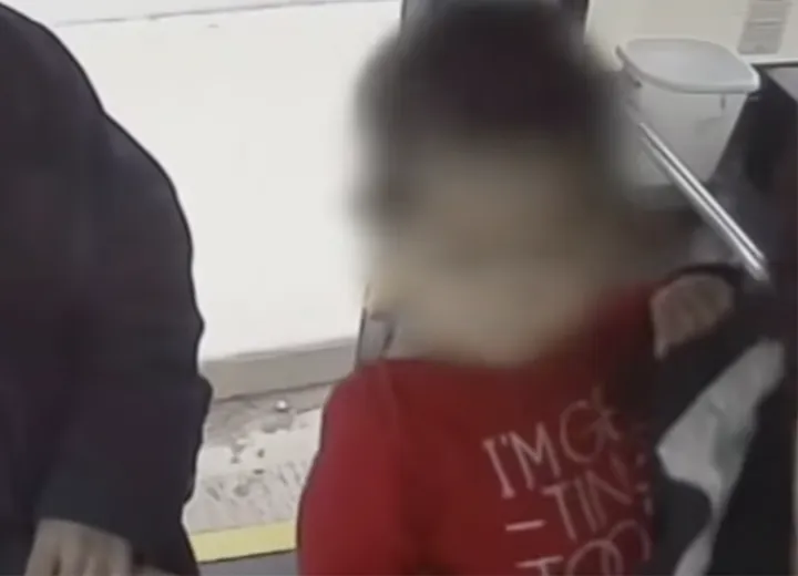 Junge steigt barfuß in Bus ein, Fahrer ruft sofort die Polizei