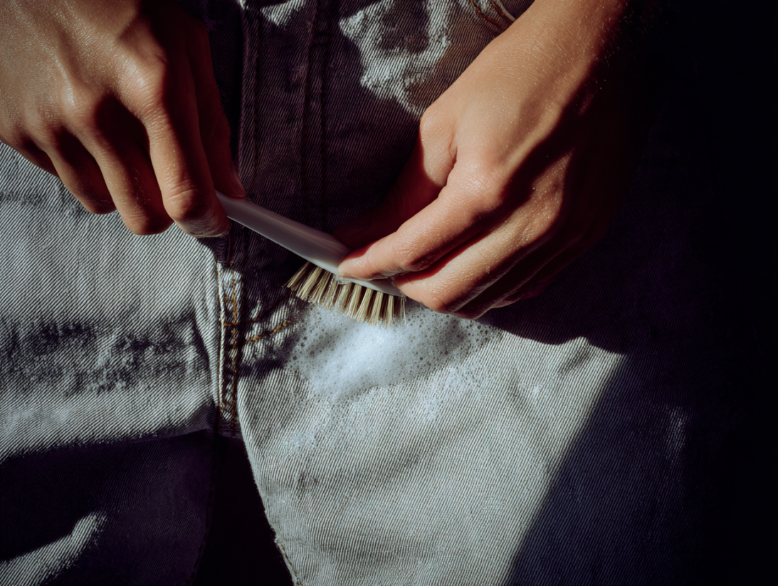 Sie legt ein Paar Jeans über Nacht in den Gefrierschrank - was am nächsten Morgen passiert