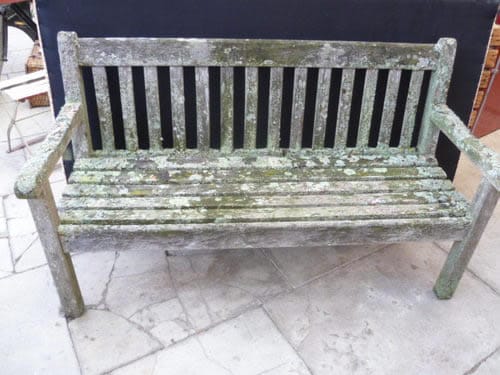 So entfernst du mit nur wenigen Schritten den grünen Schimmel deiner Gartenmöbel!
