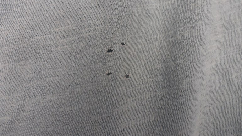 So solltest du die kleinen Löcher deiner Kleidung eigentlich reparieren. Geht ohne Nadel und Faden!