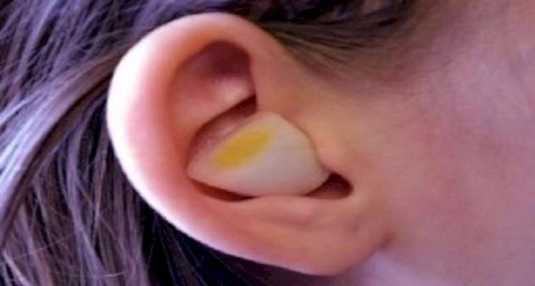 Das verblüffende passiert wenn du den Kern von Zwiebeln nachts auf dein Ohr klemmst.