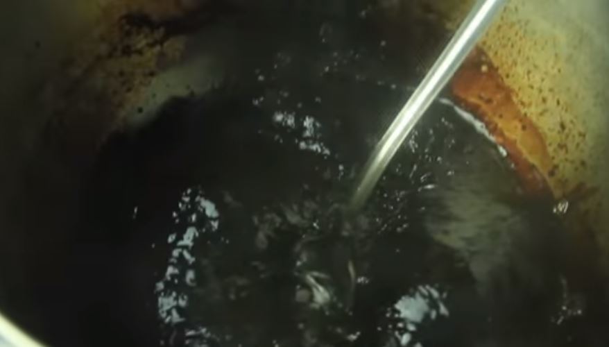 Er lässt den Wasseranteil von diesem bekannten Getränk verdampfen. Was übrig bleibt.. und das trinkst du?