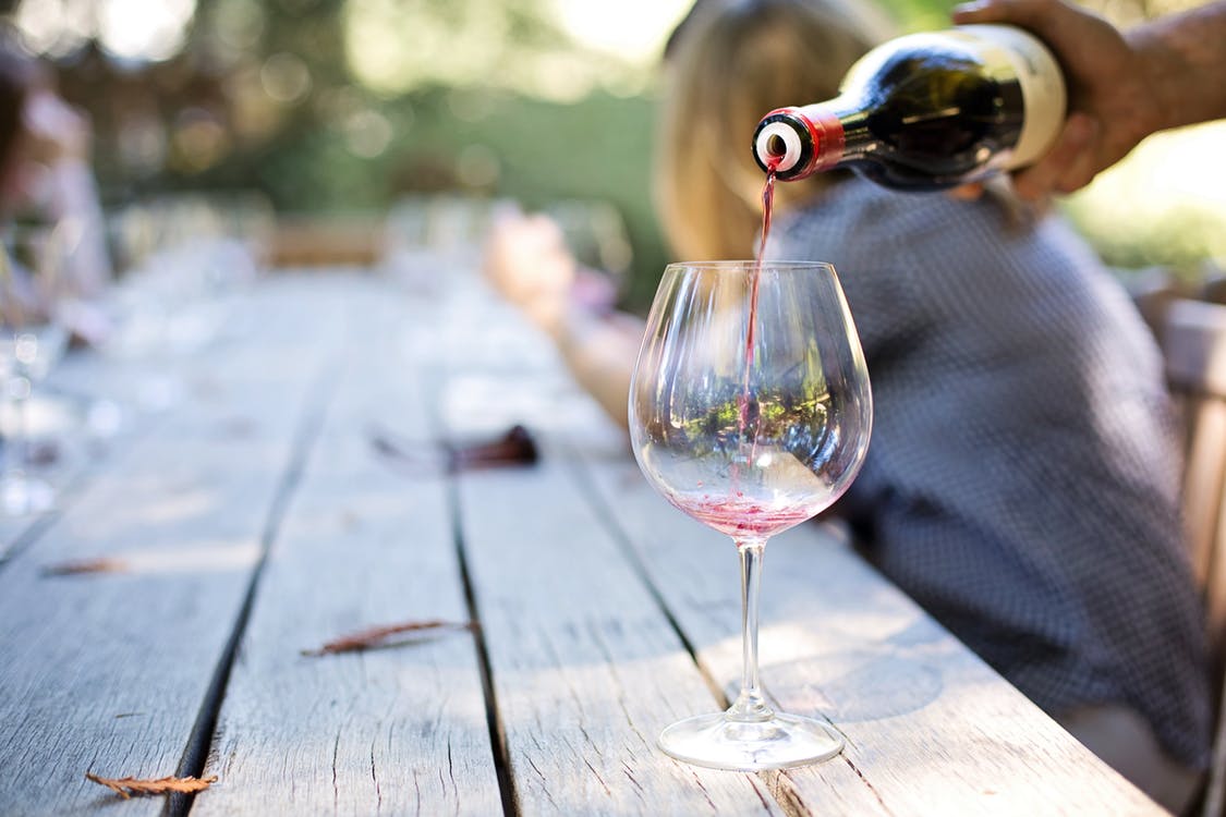 Schenk dir ein Glas ein! Der mäßige Alkoholtrinker lebt nämlich länger!