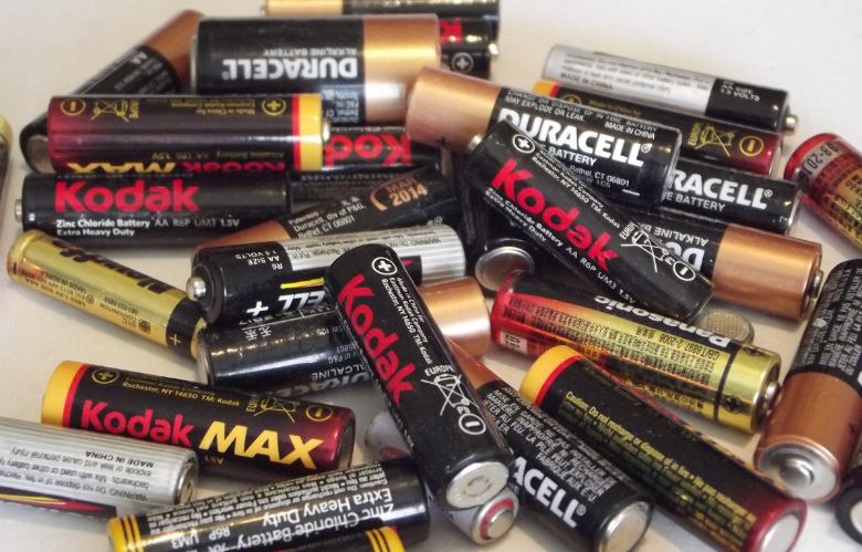 So testest du schnell ob die Batterie leer oder voll ist die du in den Händen hältst.