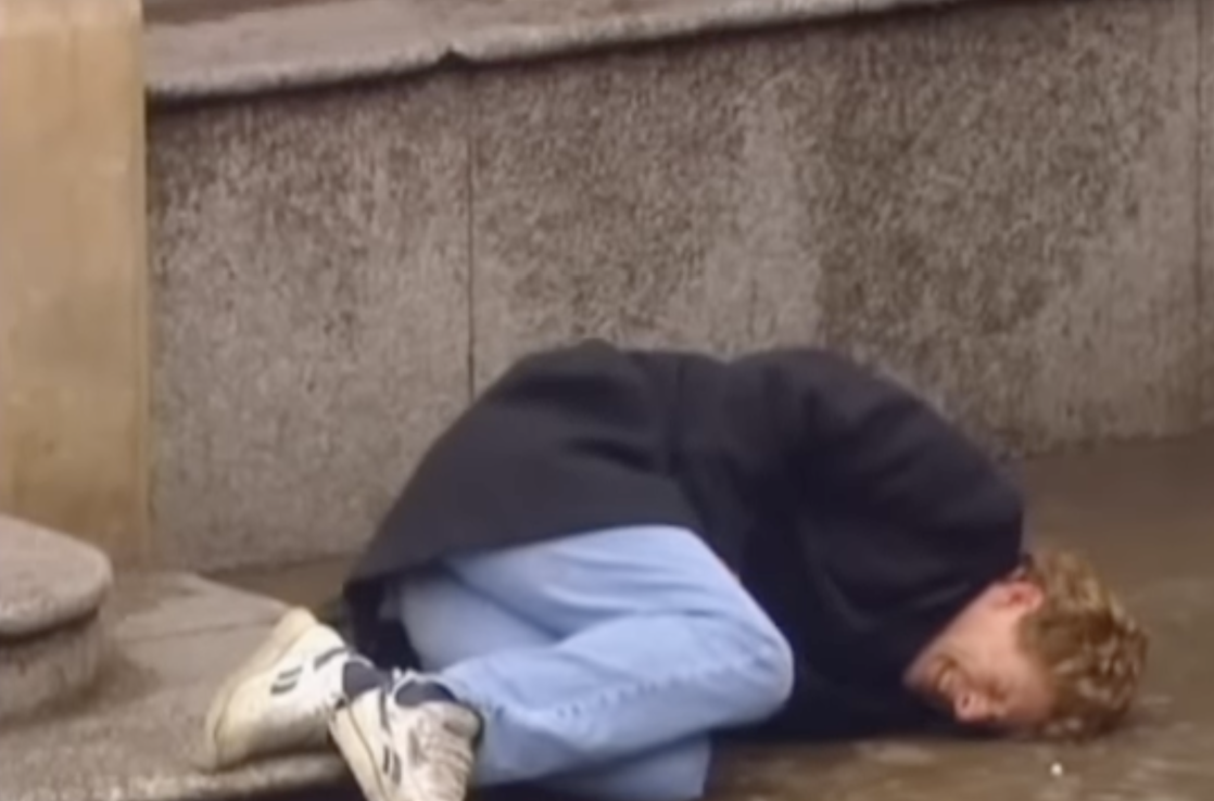 Kann jemand helfen? Verletzter Mann bricht auf überfüllter Straße zusammen