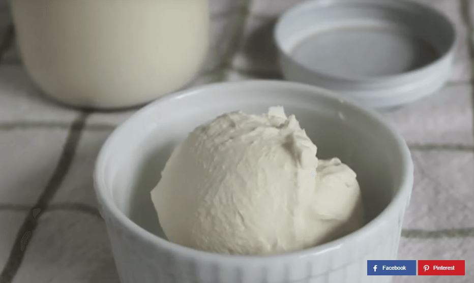 Mit nur 2 Zutaten Crème Fraîche selbermachen. Schmeckt wie aus dem Supermarkt!