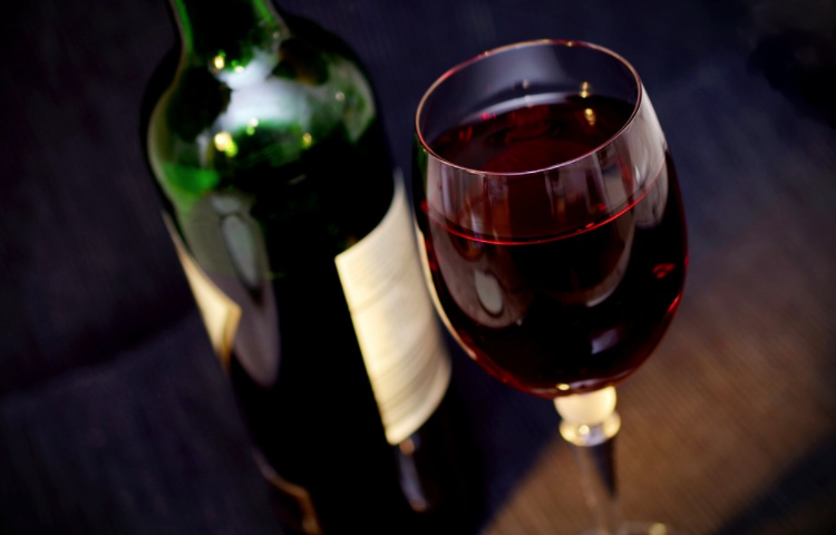 Huch? Wir trinken Rotwein scheinbar die ganze Zeit falsch! So machst du es richtig!
