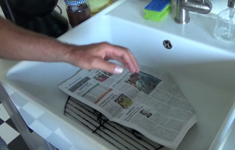Mit altem Zeitungspapier reinigst du den fettigen Grillrost mühelos!