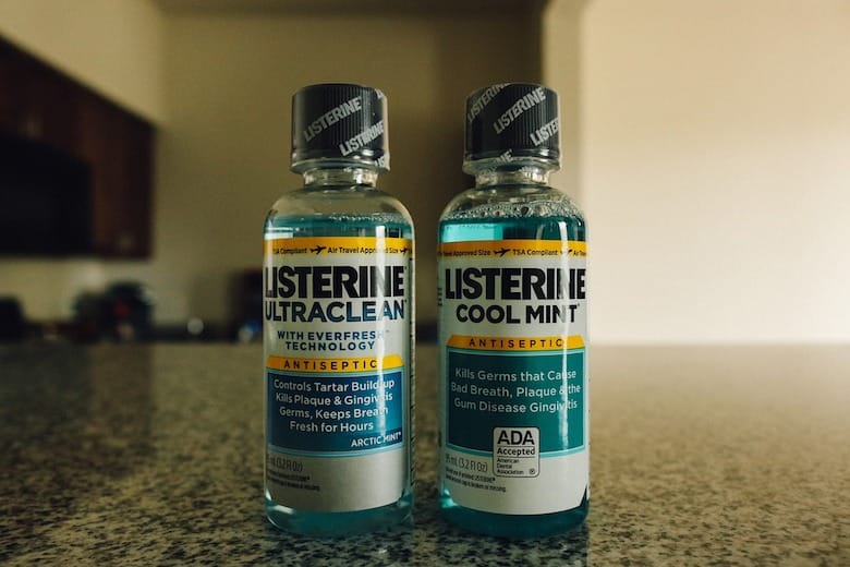 Dafür solltest du Listerine in dein Haar einreiben