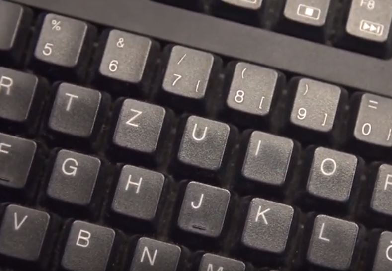 Mit Kontaktlinsenflüssigkeit die Tastatur reinigen. Wer das noch nicht tut, ist selbst schuld