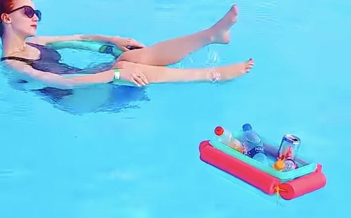 Aus einer Schwimmnudel diesen genialen, schwimmenden Getränkehalter basteln!
