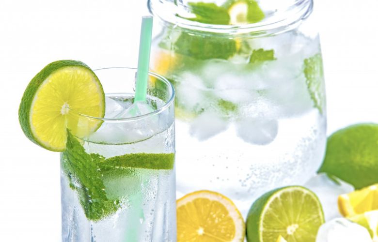 Was hilft wirklich bei Hitze: Warmes oder Kaltes trinken?
