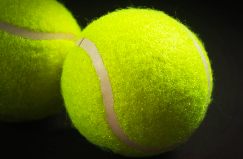 Deshalb solltest du immer mit einem Tennisball im Handgepäck verreisen!