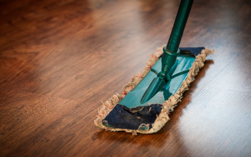 Bringe den matten Laminatboden mit diesem Mittel wieder zum glänzen!