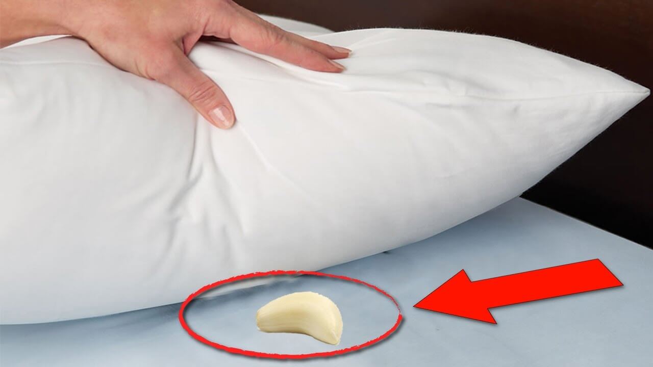 Sie legt nachts eine Knoblauchzehe unters Kopfkissen. Der Grund ist genial.