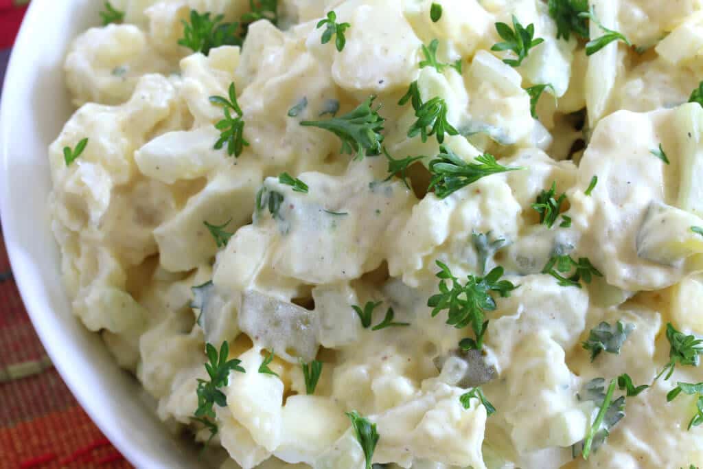 Mit diesem super einfachen Rezept bereitest du den aller leckersten Kartoffelsalat zu!