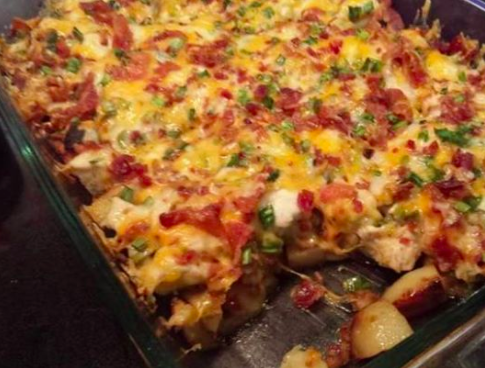 Dieses Ofengericht mit Kartoffeln und Hühnchen ist super lecker für das Wochenende!