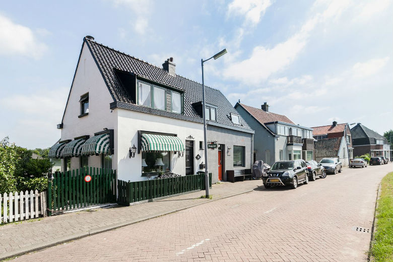 Unscheinbares kleines Haus. Nichts da. Inneneinrichtung in einer Farbe, schwarzes Badezimmer? Wow.
