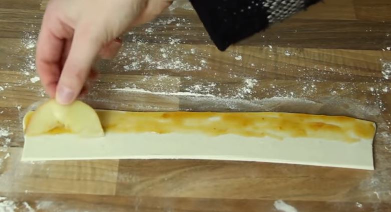 Blätterteig Muffins mit Apfelscheiben belegen