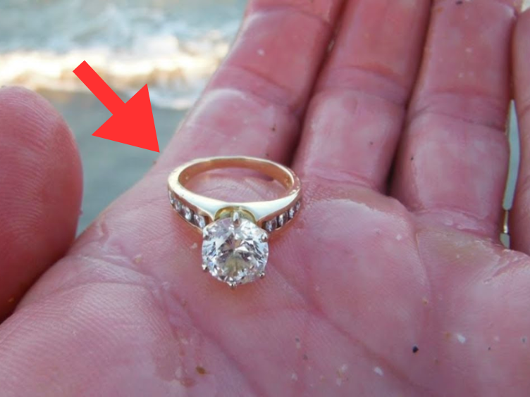 Frau findet Diamantring am Strand - Juwelier wird blass, wenn er ihn sieht