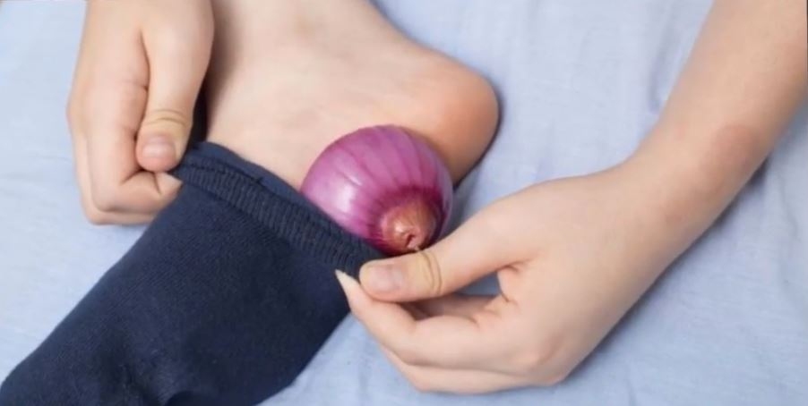 Sie steckt nachts eine halbe Zwiebel in eine Socke. Du wirst nicht glauben was am nächsten morgen geschah
