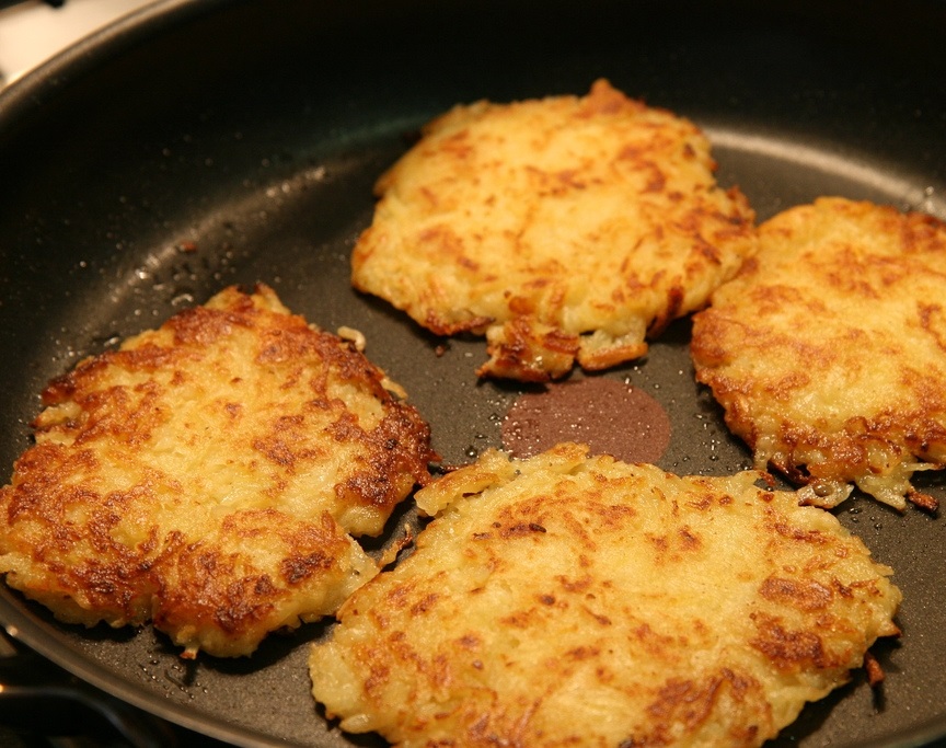 Zu lecker um wahr zu sein: Süßkartoffel Rösti mit Dill-Knoblauch Dip