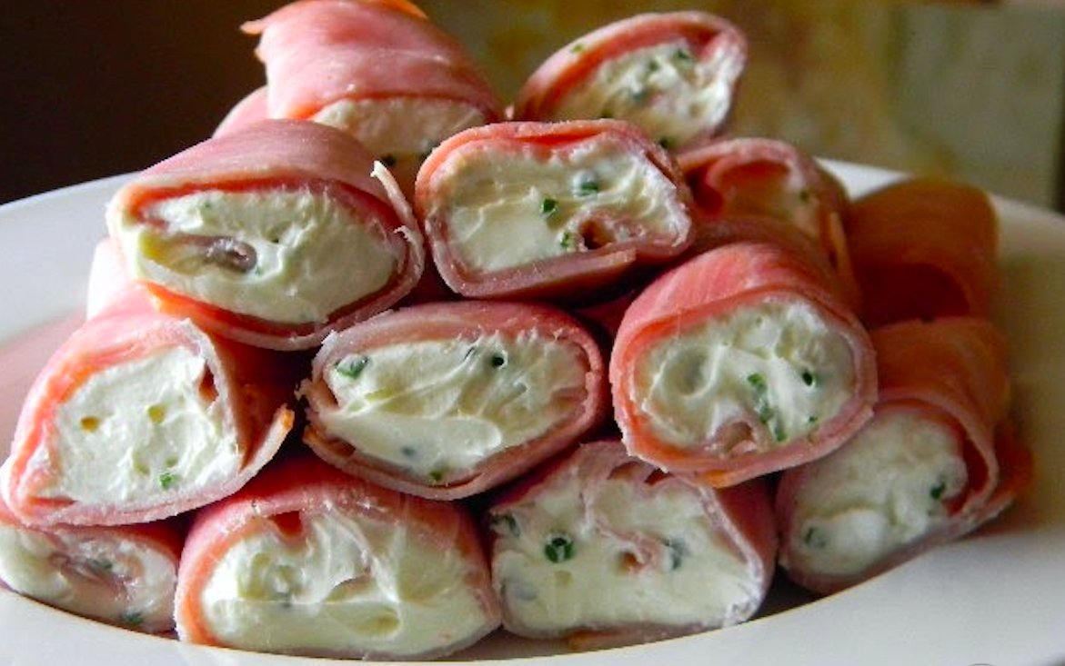 Diese Schinken-Frischkäse Rollen sind perfekt als Snack oder Party Häppchen!