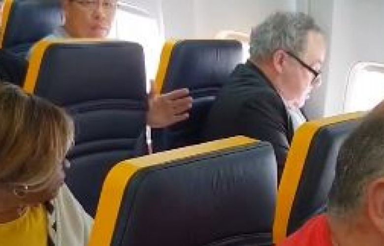 Ryanair Flug: Mann weigert sich neben älterer dunkelhäutigen Frau zu sitzen. Rynair unternimmt nichts.