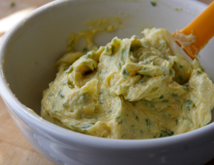 Die aller leckerste Kräuterbutter kannst du mit diesem fantastischem Rezept ganz einfach selbst machen!