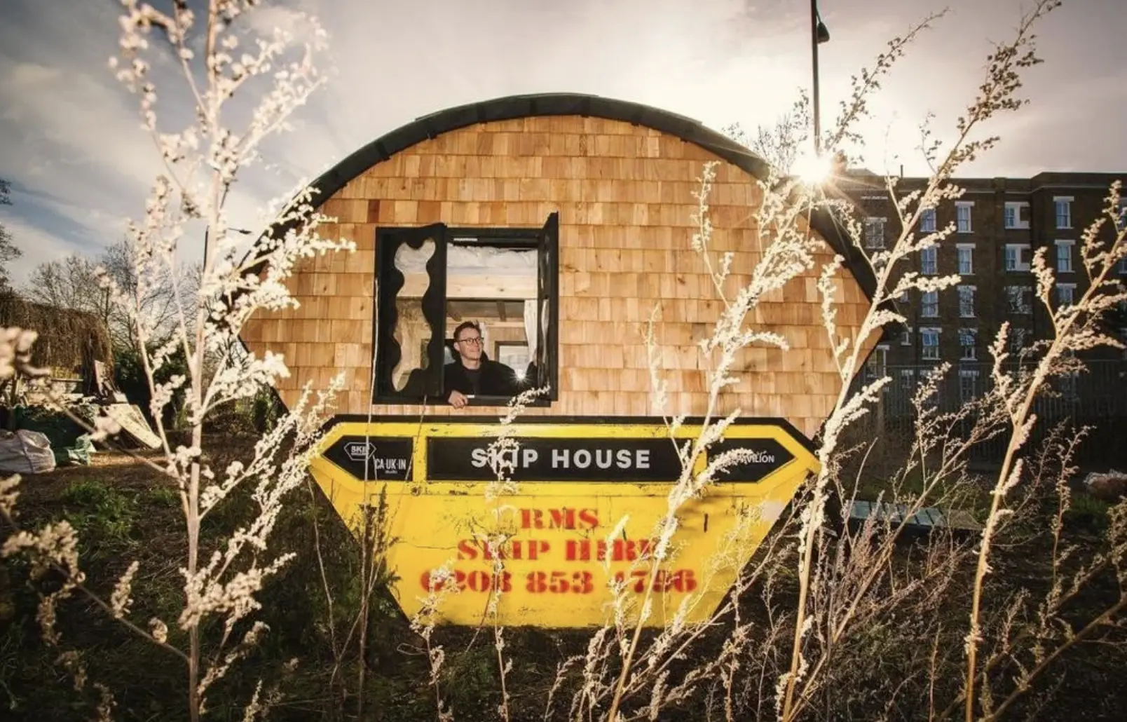 You Won’t Believe How This Young Man Transformed a Dumpster Skip into a Tiny House – The Interior Will Surprise You!