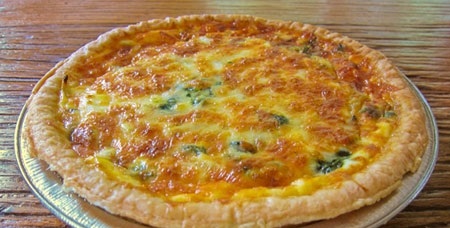 Heute noch kein Abendessen bedacht? Vielleicht ist es zeit für eine herzhafte Ziegenkäsetorte mit Porree und Speck!