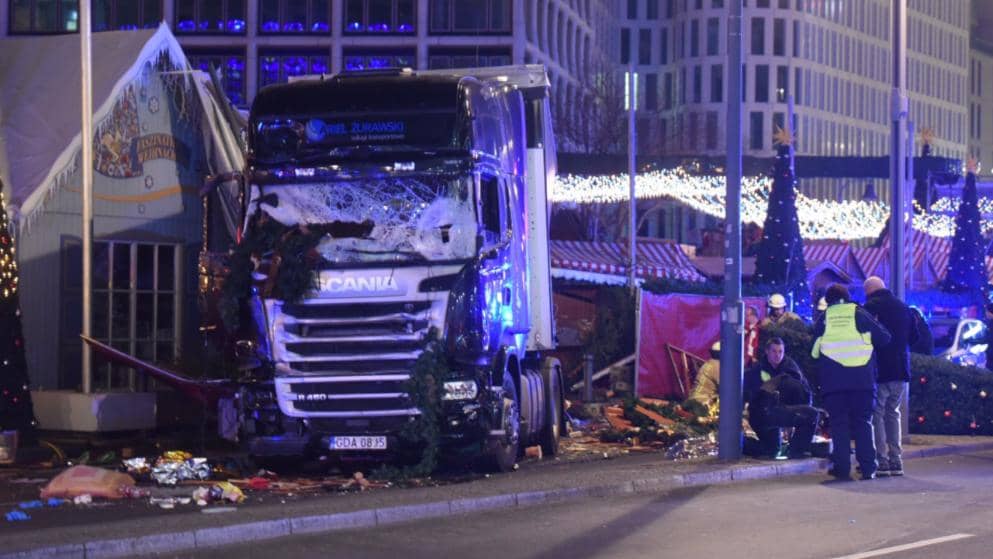 Lastwagen rast in Weihnachtsmarkt in Berlin