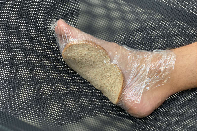 Das könnte passieren, wenn man sich eine Scheibe Brot um den Fuß wickelt! Wirst du es versuchen?