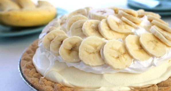 Diese cremige, sanfte Bananentorte ist SO lecker und in wenigen Augenblicken schon fertig!