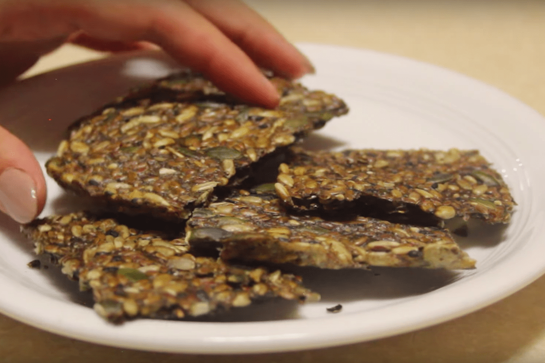 Lecker und gesund! Backe dein eigenes Knäckebrot mit nur 3 Zutaten!