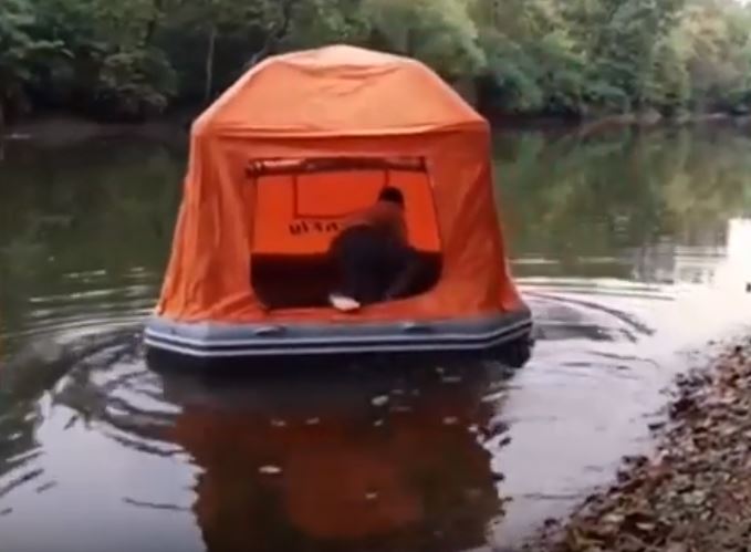 Zelten auf dem Wasser? Aufblasbares Zelt macht dies jetzt möglich