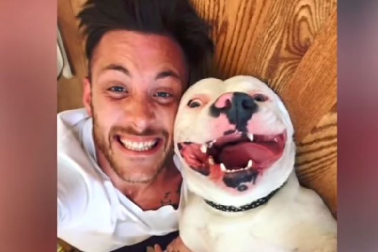 Warum nahm die Polizei diesem Mann seinen adoptierten Hund weg, nachdem er dieses Selfie ins Internet stellte?