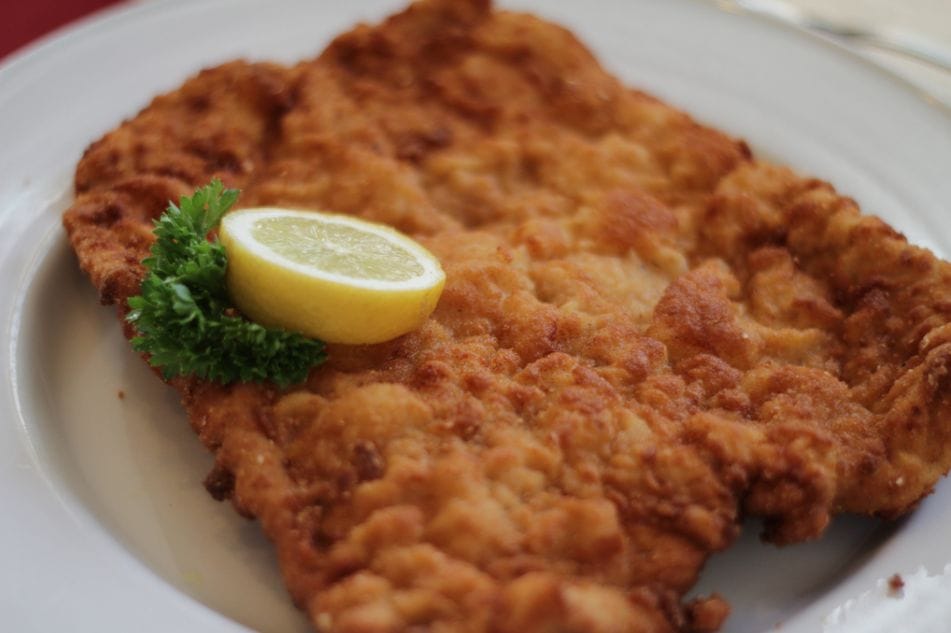Nur so brät man ein echtes Wiener Schnitzel. Machst du es richtig oder falsch?
