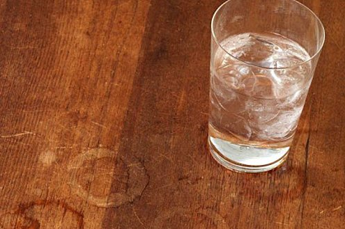Untersetzer vergessen? So entfernst du die Wasserkringel von deinem Holztisch!