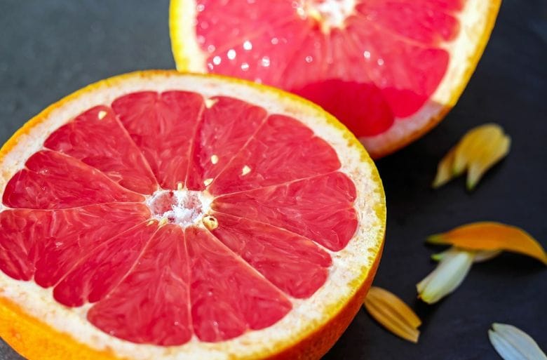 Schone deine Gesundheit: Das Bad lieber mit einer Grapefruit, anstatt Reinigungsmittel putzen