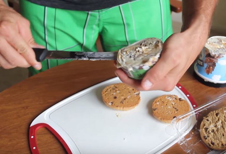 Eiscreme schneiden und auf Keks legen