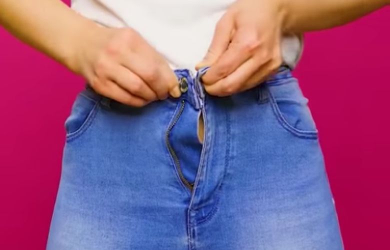 Jeans zu klein geworden? Mit diesem verblüffenden schnellem Trick kannst du sie wieder tragen.
