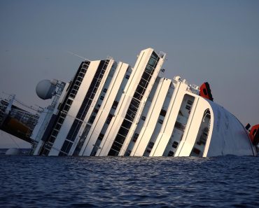 Zwei Männer betreten ein verlassenes Kreuzfahrtschiff - als sie entdecken, was sich darin befindet, rufen sie die Polizei