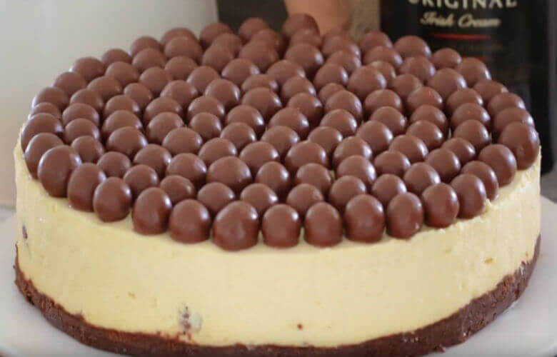 Rezept: weiße Schokolade Käsekuchen mit Baileys und Malteser.