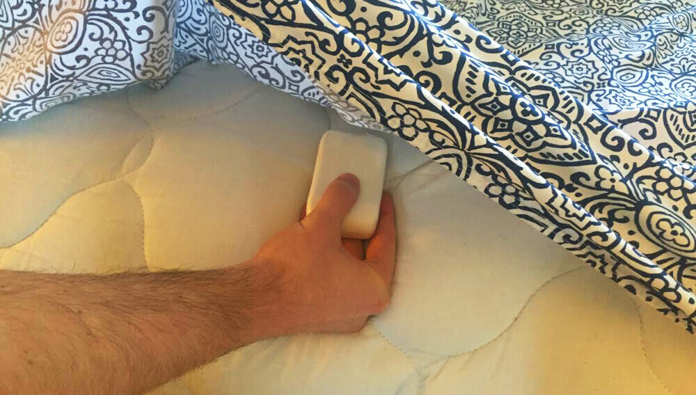 Colocar um sabonete debaixo dos lençóis antes de dormir? É por isso que você deve tentar