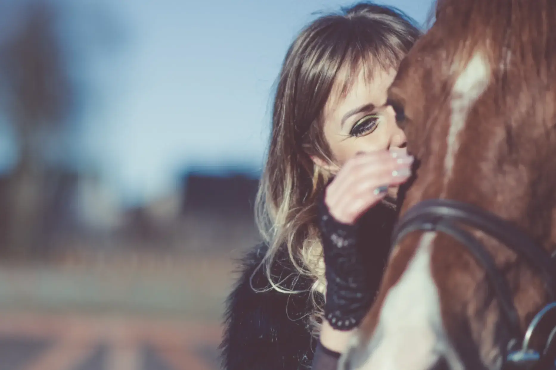 Cavalo continua abraçando a mulher - quando o veterinário olha o ultrassom, descobre o motivo