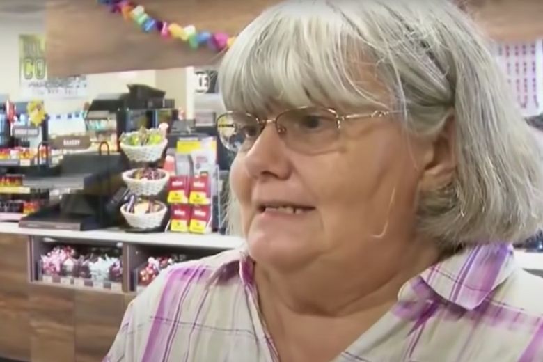Una donna paga la spesa ad uno sconosciuto e fa una scoperta scioccante sulla sua identità